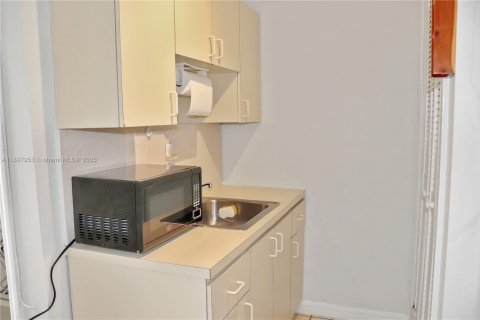 Commercial property in Miami, Florida 1 bedroom, 18.58 sq.m. № 1949399 - photo 5
