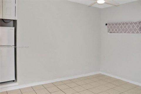 Commercial property in Miami, Florida 1 bedroom, 18.58 sq.m. № 1949399 - photo 1