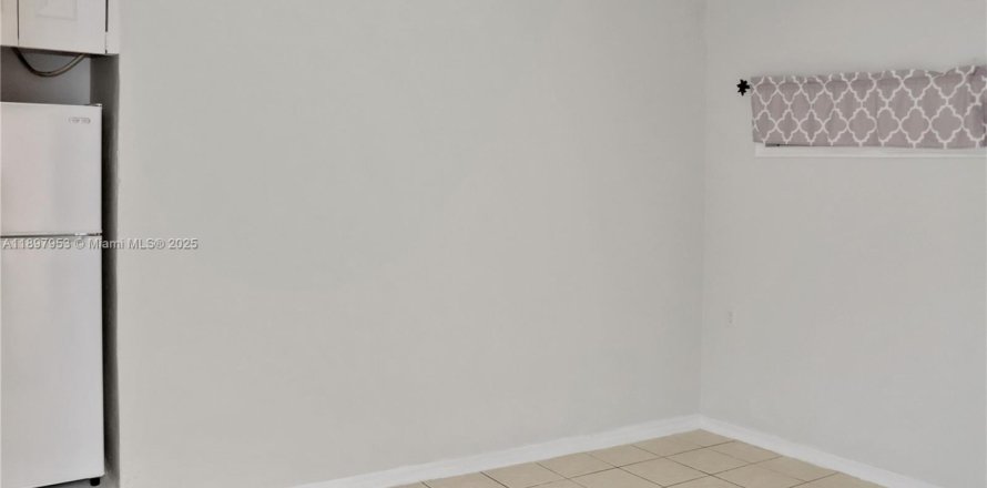 Commercial property in Miami, Florida 1 bedroom, 18.58 sq.m. № 1949399