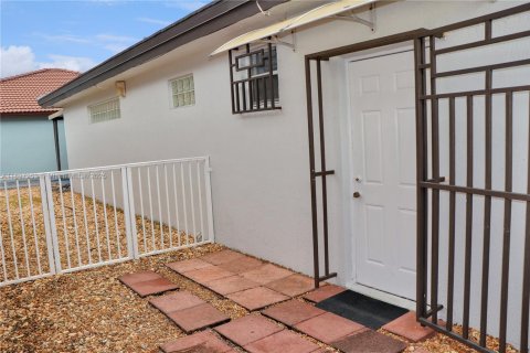 Commercial property in Miami, Florida 1 bedroom, 18.58 sq.m. № 1949399 - photo 10