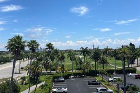 Condo in Saint Petersburg, Florida, 2 bedrooms № 2214701 - photo 14