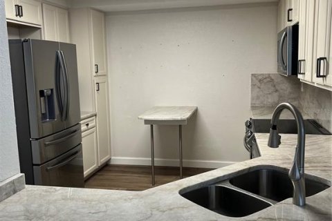 Condo in Saint Petersburg, Florida, 2 bedrooms № 2214701 - photo 6