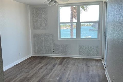 Condo in Saint Petersburg, Florida, 2 bedrooms № 2214701 - photo 9