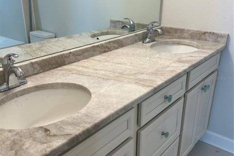 Condo in Saint Petersburg, Florida, 2 bedrooms № 2214701 - photo 12