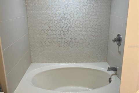 Condo in Saint Petersburg, Florida, 2 bedrooms № 2214701 - photo 8