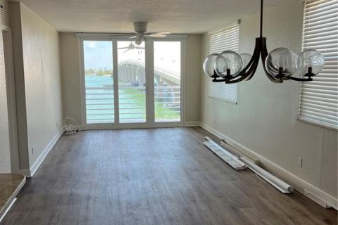 Condo in Saint Petersburg, Florida, 2 bedrooms № 2214701 - photo 5