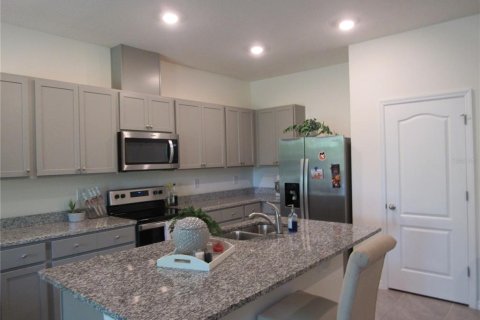 Townhouse in Howey-in-the-Hills, Florida 3 bedrooms, 154.22 sq.m. № 1841800 - photo 5