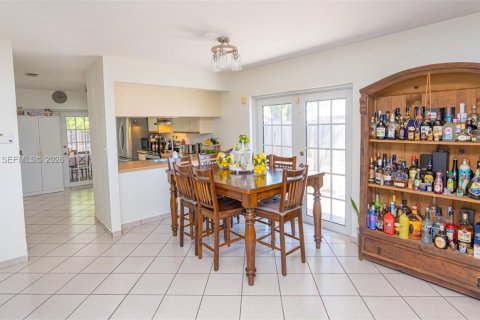 House in Cutler Bay, Florida 3 bedrooms, 127.18 sq.m. № 2068789 - photo 15
