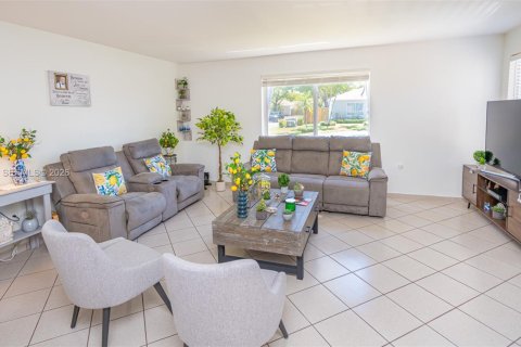 House in Cutler Bay, Florida 3 bedrooms, 127.18 sq.m. № 2068789 - photo 8