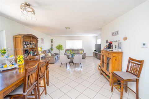House in Cutler Bay, Florida 3 bedrooms, 127.18 sq.m. № 2068789 - photo 12
