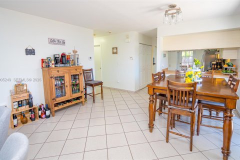 House in Cutler Bay, Florida 3 bedrooms, 127.18 sq.m. № 2068789 - photo 18