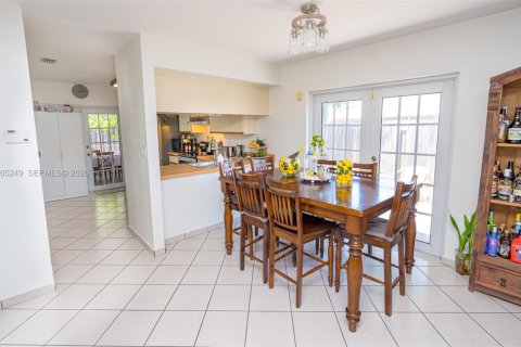 House in Cutler Bay, Florida 3 bedrooms, 127.18 sq.m. № 2068789 - photo 14