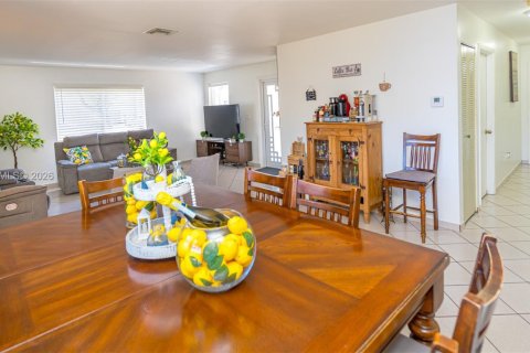House in Cutler Bay, Florida 3 bedrooms, 127.18 sq.m. № 2068789 - photo 11