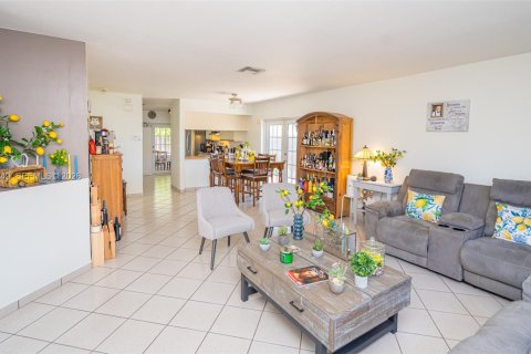 House in Cutler Bay, Florida 3 bedrooms, 127.18 sq.m. № 2068789 - photo 16