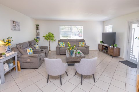 House in Cutler Bay, Florida 3 bedrooms, 127.18 sq.m. № 2068789 - photo 7