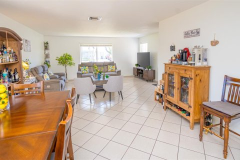 House in Cutler Bay, Florida 3 bedrooms, 127.18 sq.m. № 2068789 - photo 10