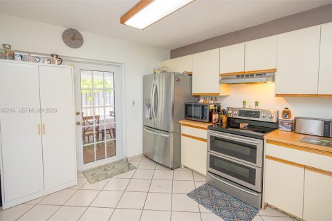 House in Cutler Bay, Florida 3 bedrooms, 127.18 sq.m. № 2068789 - photo 20