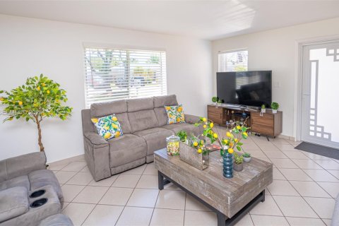 House in Cutler Bay, Florida 3 bedrooms, 127.18 sq.m. № 2068789 - photo 5
