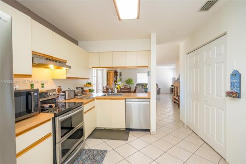 House in Cutler Bay, Florida 3 bedrooms, 127.18 sq.m. № 2068789 - photo 23