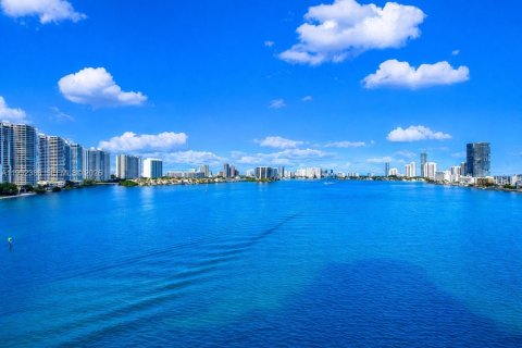 Condominio en venta en Sunny Isles Beach, Florida, 2 dormitorios, 170.01 m2 № 2007576 - foto 3