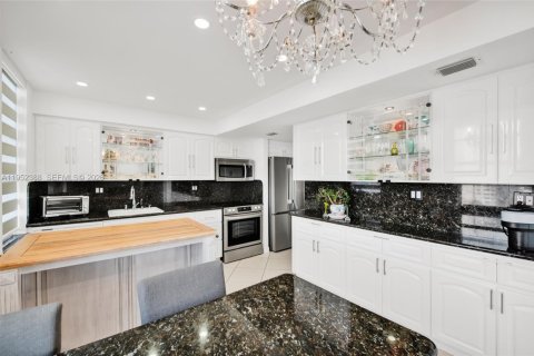 Condominio en venta en Sunny Isles Beach, Florida, 2 dormitorios, 170.01 m2 № 2007576 - foto 19