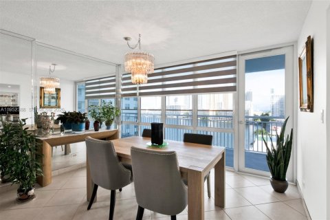Condominio en venta en Sunny Isles Beach, Florida, 2 dormitorios, 170.01 m2 № 2007576 - foto 11