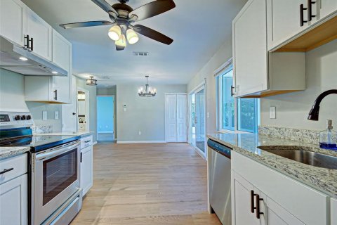 House in North Port, Florida 2 bedrooms, 84.73 sq.m. № 2157042 - photo 7