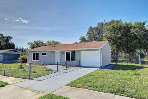 House in North Port, Florida 2 bedrooms, 84.73 sq.m. № 2157042 - photo 1