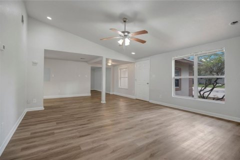 House in Sanford, Florida 3 bedrooms, 150.32 sq.m. № 2393409 - photo 3