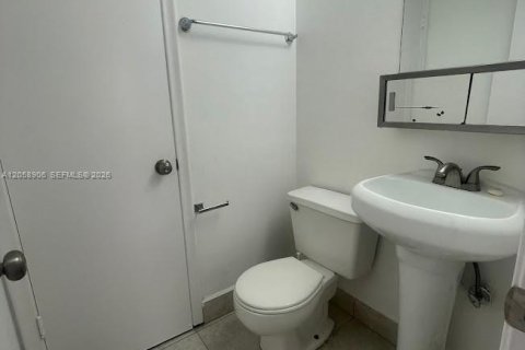 Copropriété à louer à Sweetwater, Floride: 2 chambres, 70.42 m2 № 2264113 - photo 6