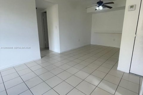 Copropriété à louer à Sweetwater, Floride: 2 chambres, 70.42 m2 № 2264113 - photo 4