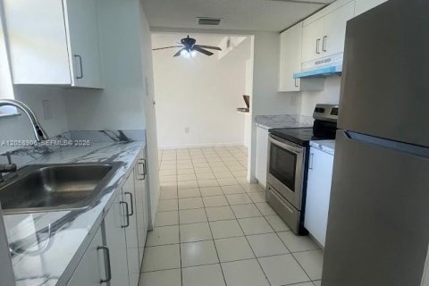 Copropriété à louer à Sweetwater, Floride: 2 chambres, 70.42 m2 № 2264113 - photo 2