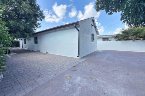 Casa en venta en Miami, Florida, 3 dormitorios, 116.13 m2 № 1982034 - foto 2