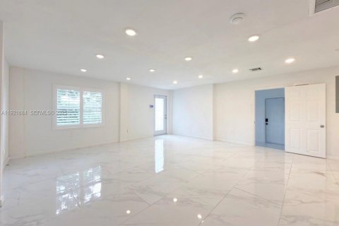 Casa en venta en Miami, Florida, 3 dormitorios, 116.13 m2 № 1982034 - foto 5