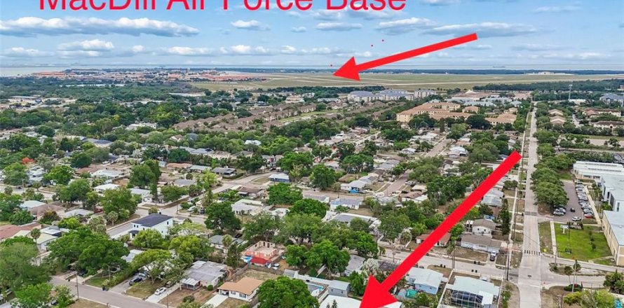 House in Tampa, Florida 3 bedrooms, 126.44 sq.m. № 2148108