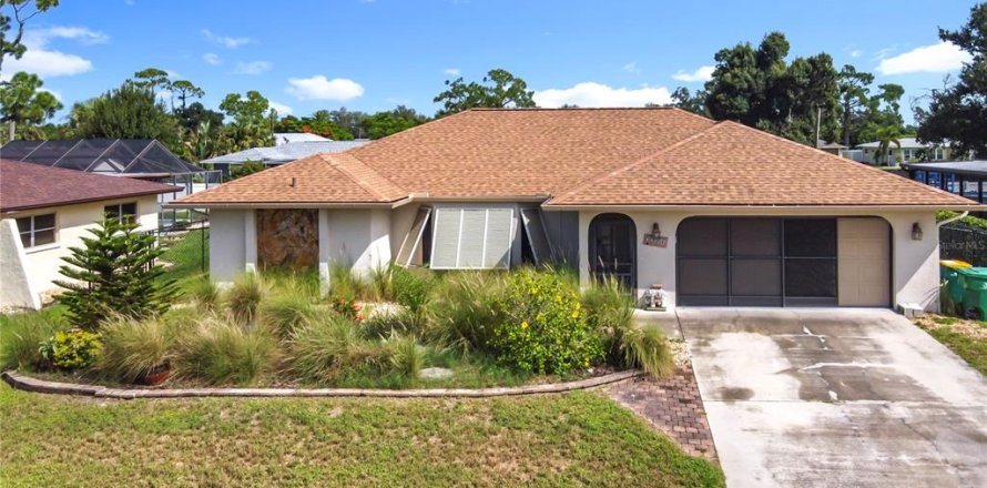 House in Port Charlotte, Florida 3 bedrooms, 182.27 sq.m. № 1914166