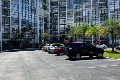 Condo in Hallandale Beach, Florida, 2 bedrooms  № 1859224 - photo 1