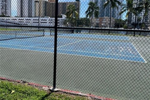Condo in Hallandale Beach, Florida, 2 bedrooms  № 1859224 - photo 13