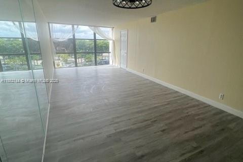 Condo in Hallandale Beach, Florida, 2 bedrooms  № 1859224 - photo 18