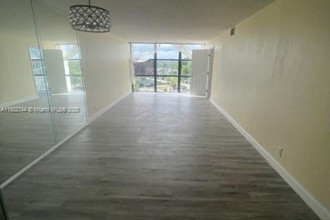 Condo in Hallandale Beach, Florida, 2 bedrooms  № 1859224 - photo 19