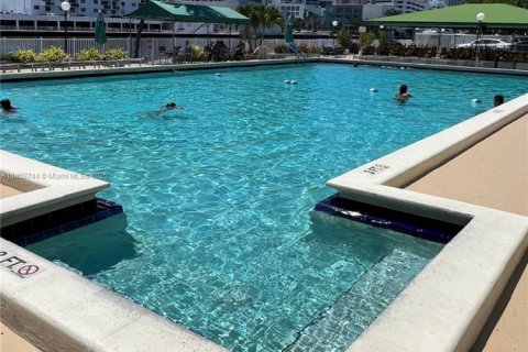Condo in Hallandale Beach, Florida, 2 bedrooms  № 1859224 - photo 10