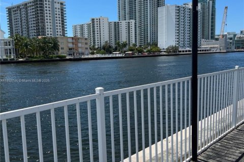 Condo in Hallandale Beach, Florida, 2 bedrooms  № 1859224 - photo 9
