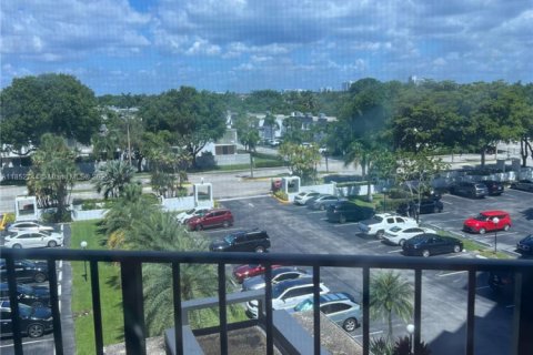 Condo in Hallandale Beach, Florida, 2 bedrooms  № 1859224 - photo 15