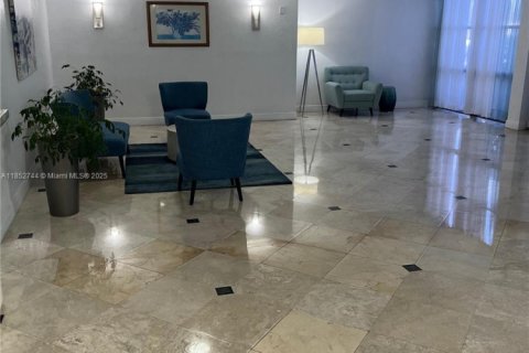Condo in Hallandale Beach, Florida, 2 bedrooms  № 1859224 - photo 5