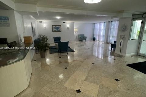 Condo in Hallandale Beach, Florida, 2 bedrooms  № 1859224 - photo 4