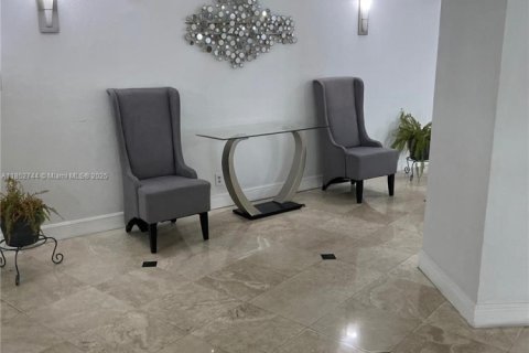 Condo in Hallandale Beach, Florida, 2 bedrooms  № 1859224 - photo 6