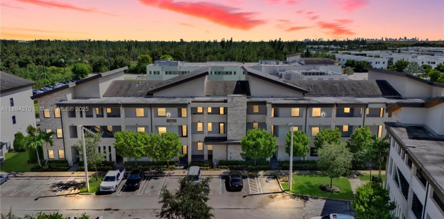 Condominio en Doral, Florida, 2 dormitorios  № 1946085