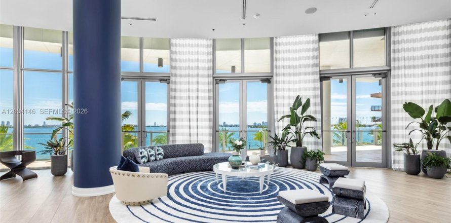 Commercial property in Miami, Florida № 2068303