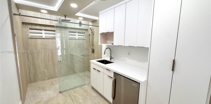 Estudio en el Condominio en Miami Beach, Florida  № 1868541