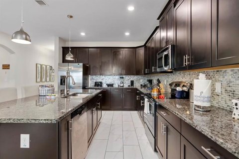 Casa en venta en Kissimmee, Florida, 6 dormitorios, 305.74 m2 № 2384233 - foto 7